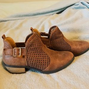 LIKE NEW, LEATHER BOOTIES!